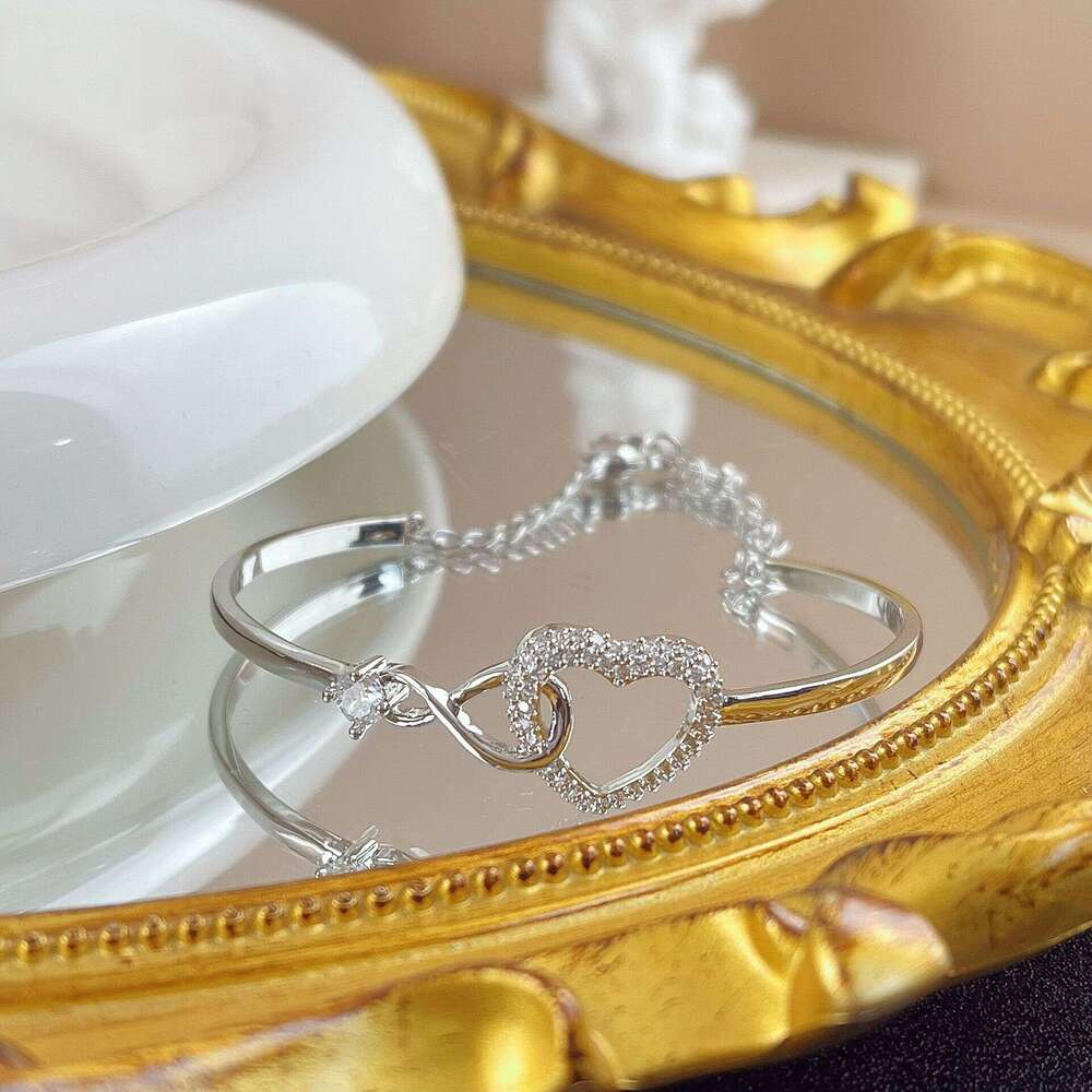 Sweet Exquisite Micro Inlaid Love Bracelet, Feminine Style, Light , High Grade, Fashionable Versatile, Western Style Bracelet and Handpiece
