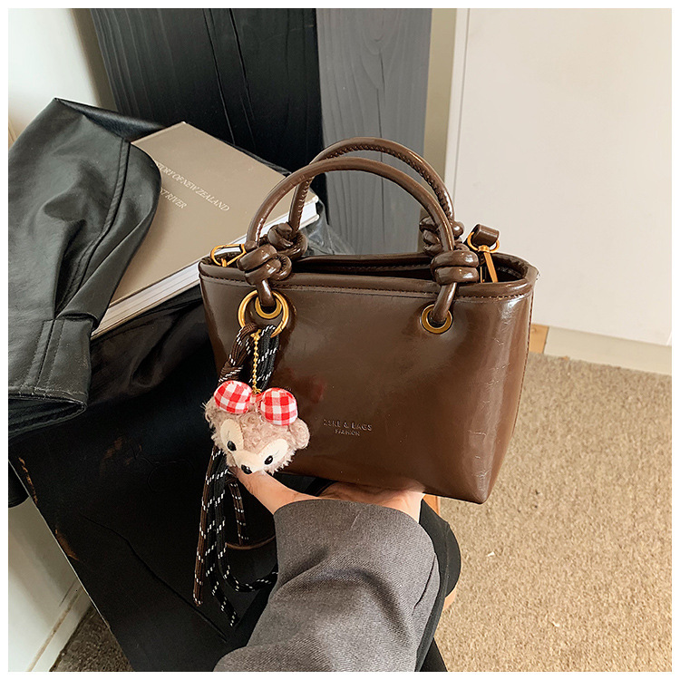 Melad oil wax leather bucket 2025 super hot handbag, shoulder crossbody bag, versatile #swissmilitary