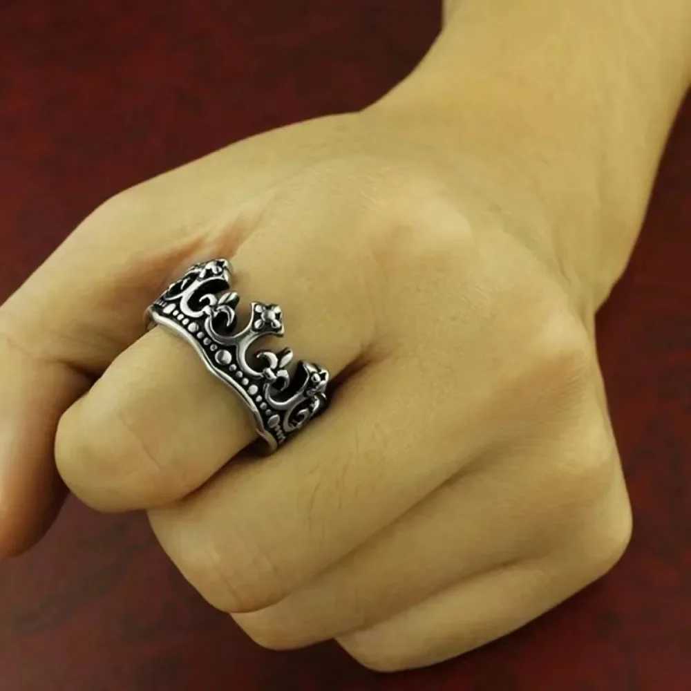 Classic Retro Crown King Ring Personalized Creative Fashion Trend Punk Ring Men and Women Niche Street Party Ring Gift JewelryXJ250219