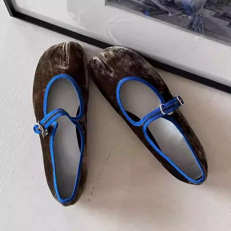 Fashion beet split toe women ballet flats buckle strap pumps