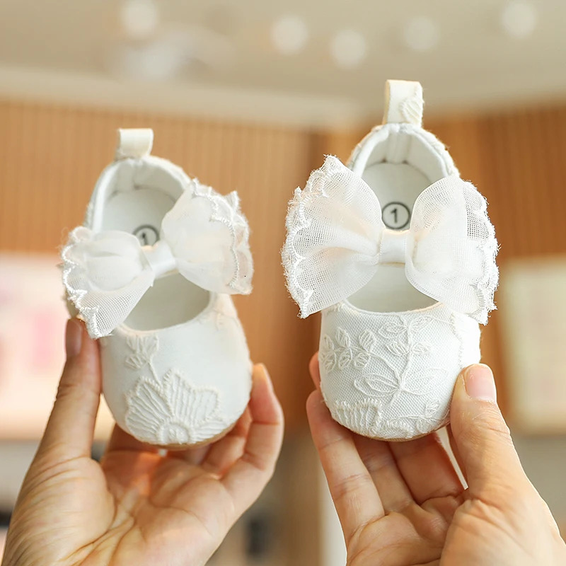 Cute White Lace Baby Girl Princess shoes Baby Moccasins Moccs Shoes Bow Fringe Rubber Soled Non-slip Footwear Crib Shoes 250219