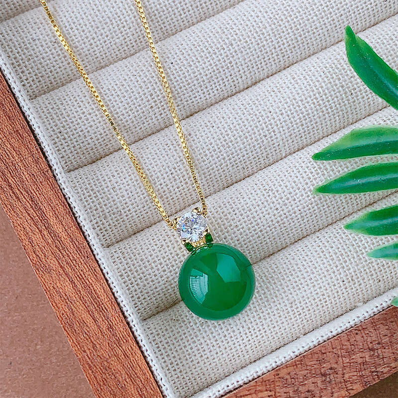 Autumn and winter new jewelry set imitates natural chalcedony, imperial green collarbone chain, S sier needle earrings, high-end light women