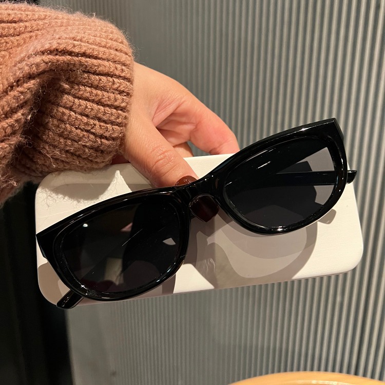 New Olive green cat eye sunglasses for women, with a small face and a concave design for sun shading and street photography. Sunglasses