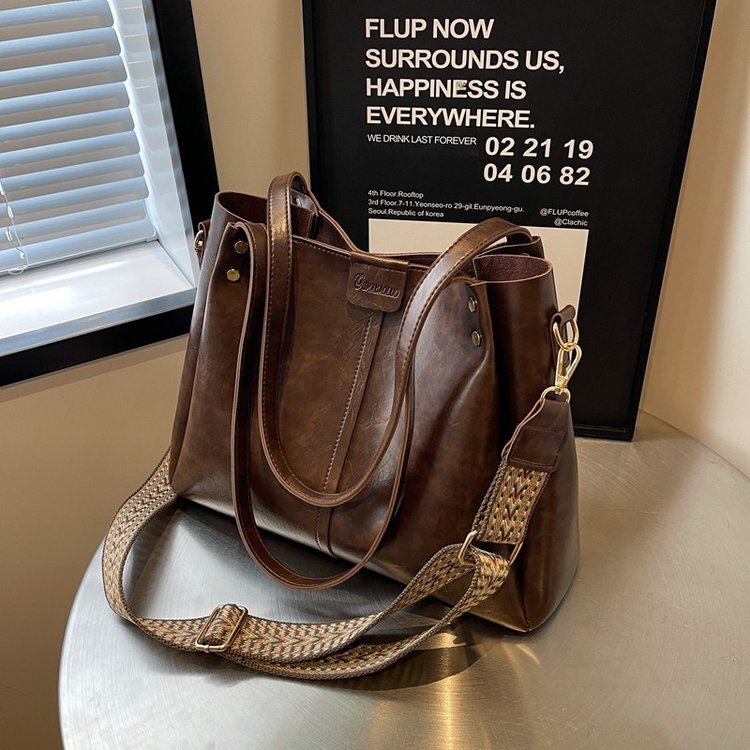 Large capacity women's tote 2025 new casual crossbody simple and versatile hand-held shoulder bag