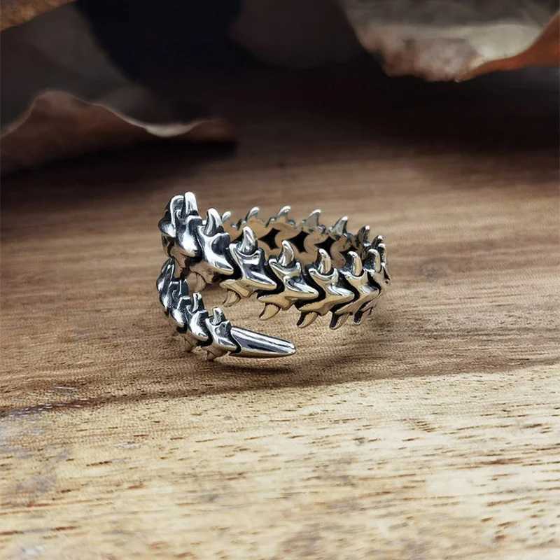 2022 New In Fashion Mens Euro American Alloy Ring Retro Geometric Spine Adjustable Ring Halloween Jewelry Party GiftXJ250219