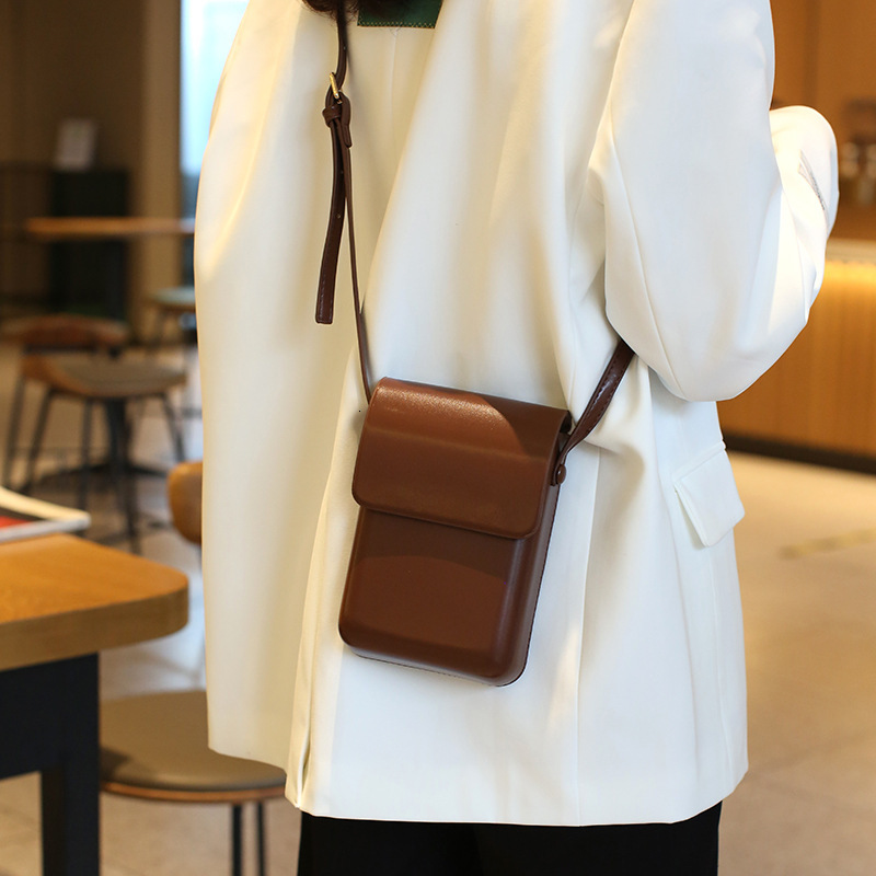 Korean version solid color pressed shell phone 2025 fashionable and versatile vertical small square simple commuting single shoulder diagonal swissmil
