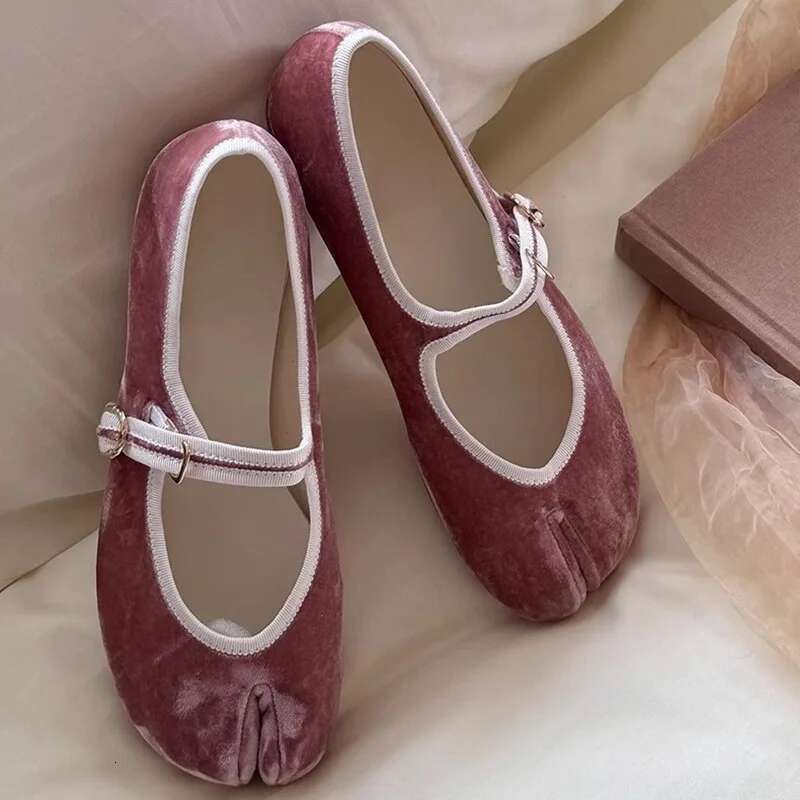 Fashion beet split toe women ballet flats buckle strap pumps