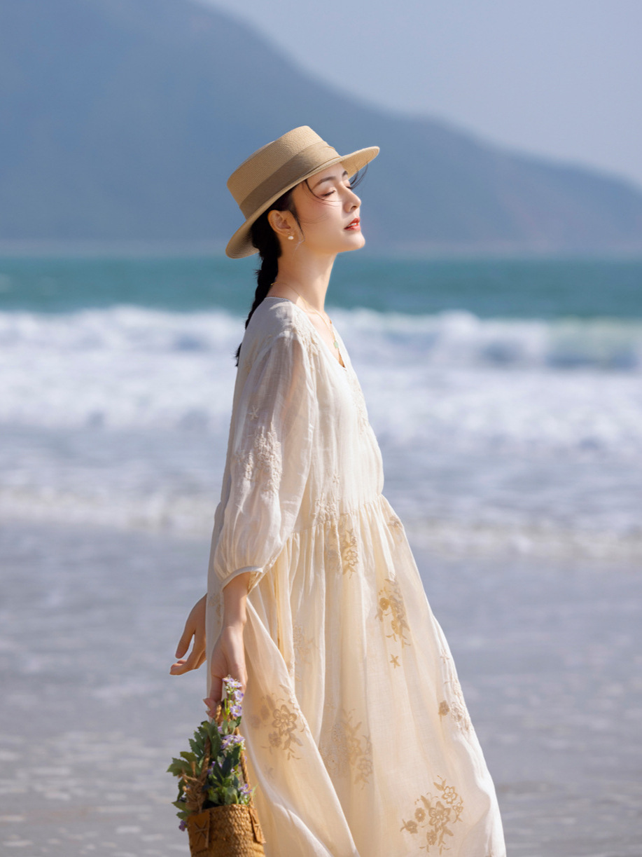 High-End Loose Fit White Ramie Dress with Intricate Embroidery for Spring/Summer 2025 - Perfect for Travelling