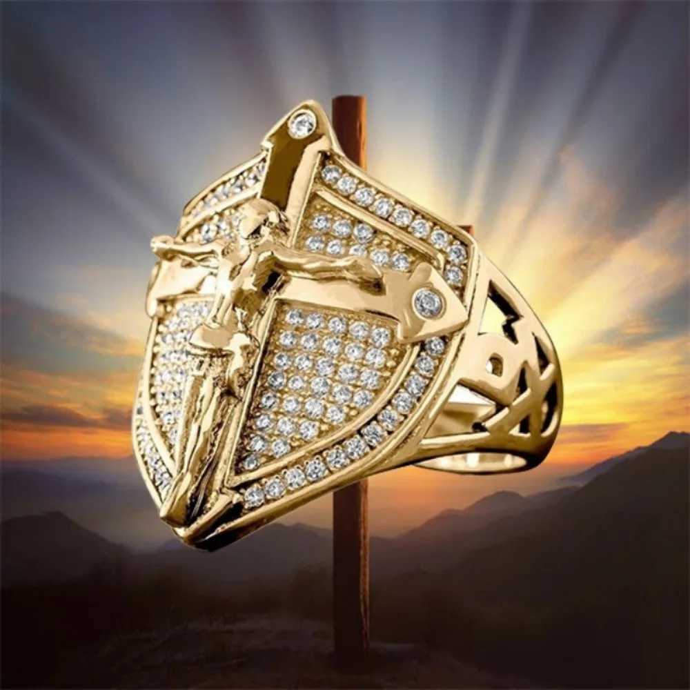 Punk Simple and Elegant Golden Jesus Cross Shield Mens Ring Zirconia Dazzling Motorcycle Party Hip-hop Mens AccessoriesXJ250219
