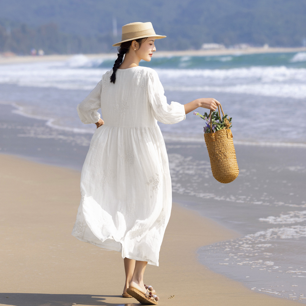 High-End Loose Fit White Ramie Dress with Intricate Embroidery for Spring/Summer 2025 - Perfect for Travelling