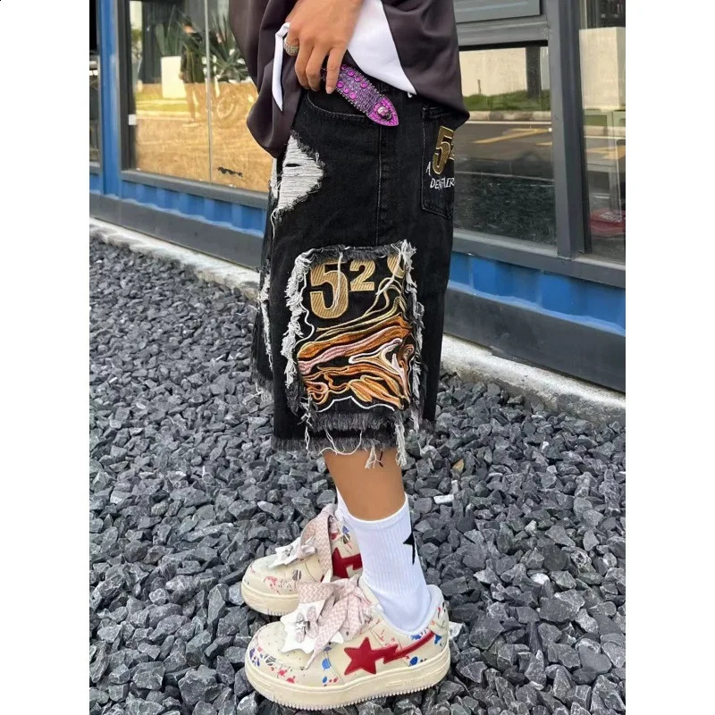 Hip Hop Gothic Ripped Denim Shorts for Men and Women Casual Baggy Sweatpants Oversized Letter Embroidered Five Quarter Pants 250218
