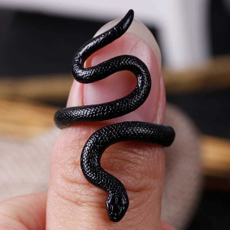 Anime Rings for Men Women Punk Goth Snake Ring Exaggerated Black Plated Gothic Adjustable Party Gift Jewelry Mujer BijouxXJ250219