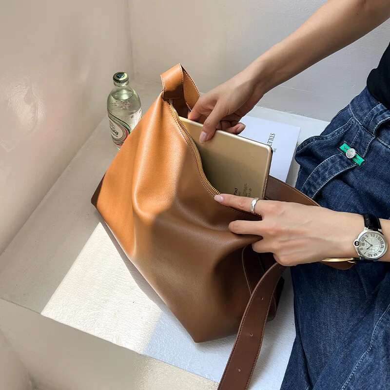 Brand Women's Shoulder Soft Leather Urious Tote Bag Large Capacity Top Layer Cowhide 2024 Women Diagonal Cross Handbag