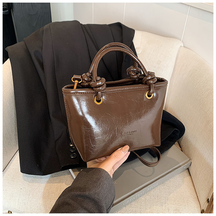 Melad oil wax leather bucket 2025 super hot handbag, shoulder crossbody bag, versatile #swissmilitary