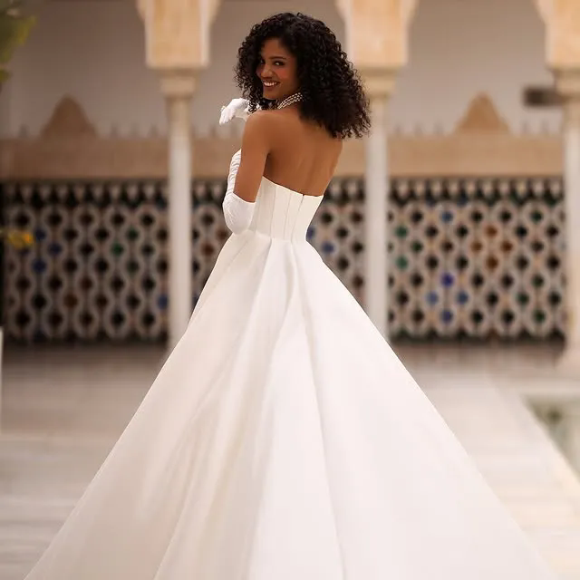 Vintage Satin White Strapless Satin Wedding Dresses Pleats Sleeveless Bridal Gowns Sweep Train Noble Lady Brides Gown Customized Vestido de Novia Cust