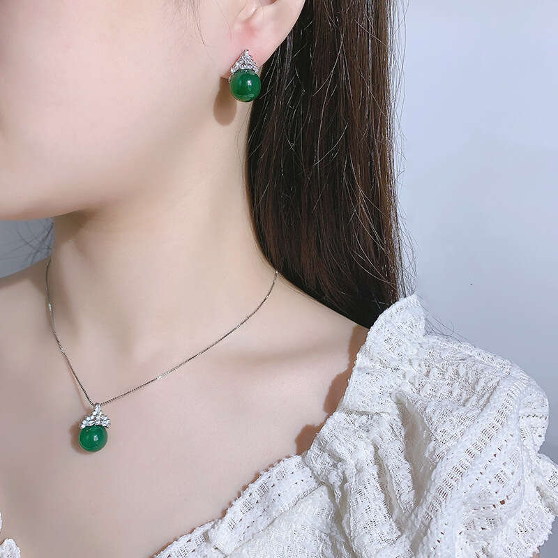 Autumn and Winter New Jewelry Set Jade Marrow Ice Queen S Sier Needle Earnail Clavicle Chain Light Versatile Women