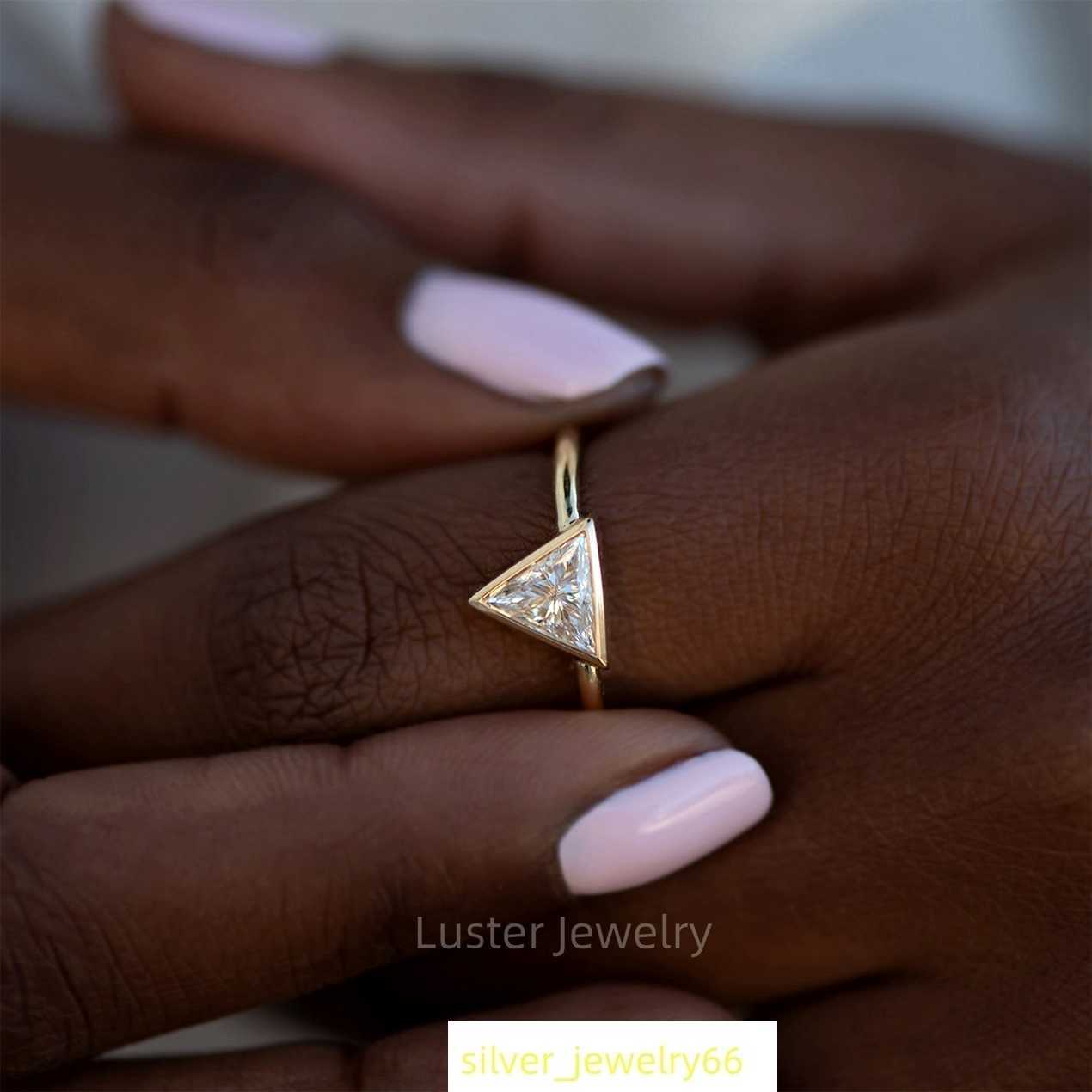 Luster Excellent 10K 14K 18K Gold Bezel Setting Triangle 0.5ct/1.0ct D Color Engagement Moissanite Solitaire Ring Women