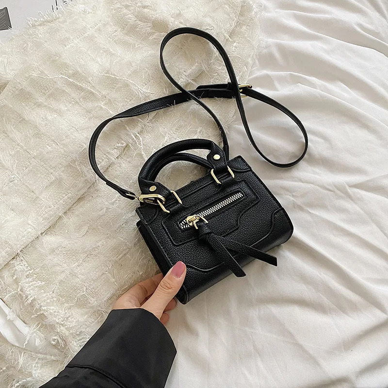 Korean Version Handsome Girl Small Square Retro Locomotive Bag Foreign Style Childrens Messenger Bag Street S Accessories 250219