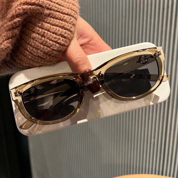 Olive green cat eye sunglasses for women to stylish; sun protection for street photography.
