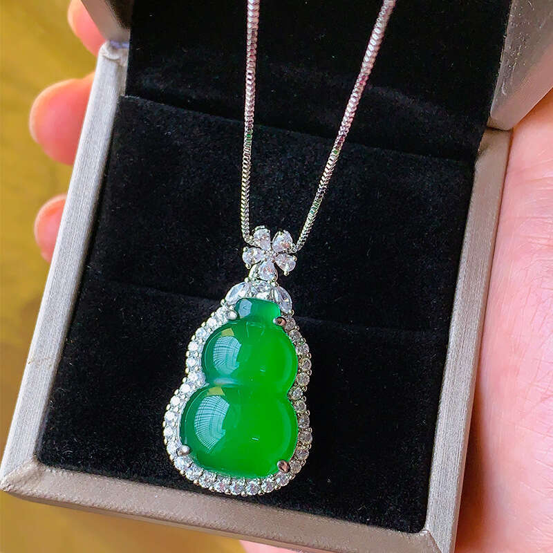 New Chinese style green chalcedony gourd necklace carrying auspicious and exquisite light elegant collarbone chain