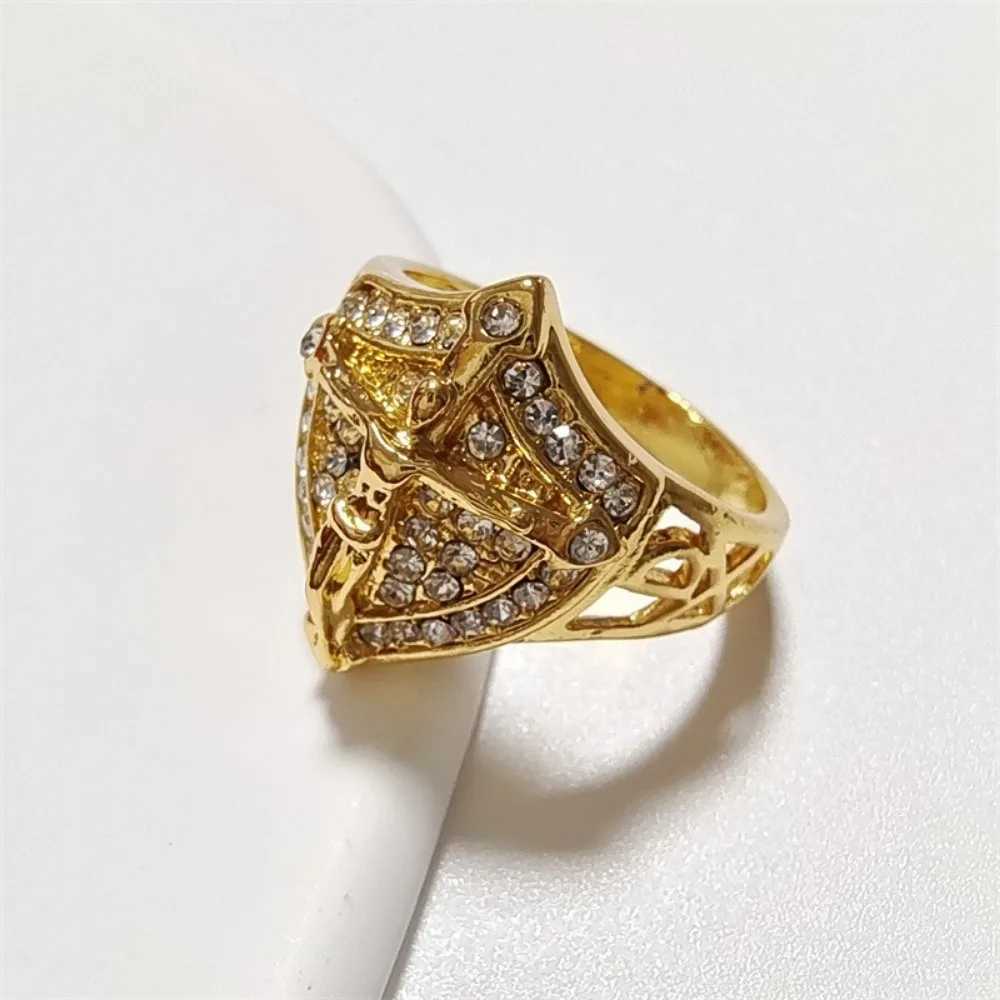 Punk Simple and Elegant Golden Jesus Cross Shield Mens Ring Zirconia Dazzling Motorcycle Party Hip-hop Mens AccessoriesXJ250219