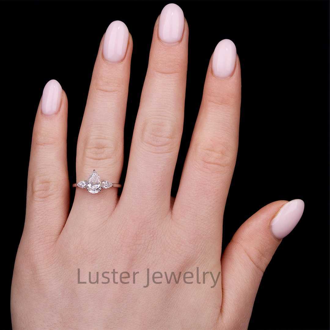 Luster Fine Jewelry Engagement 1.5ct D White Moissanite 10K 14K 18K Gold High Quality Pear Cut Moissanite Three Stone Ring