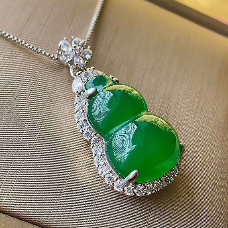 New Chinese style green chalcedony gourd necklace carrying auspicious and exquisite light elegant collarbone chain