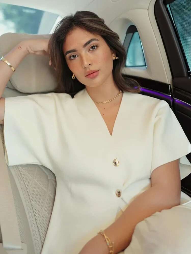 Casual Solid Knit Top Women Short Sleeve V-Neck Two Buttons Slim Elegant Vest Spring Summer Female White All-Match Knitwear
