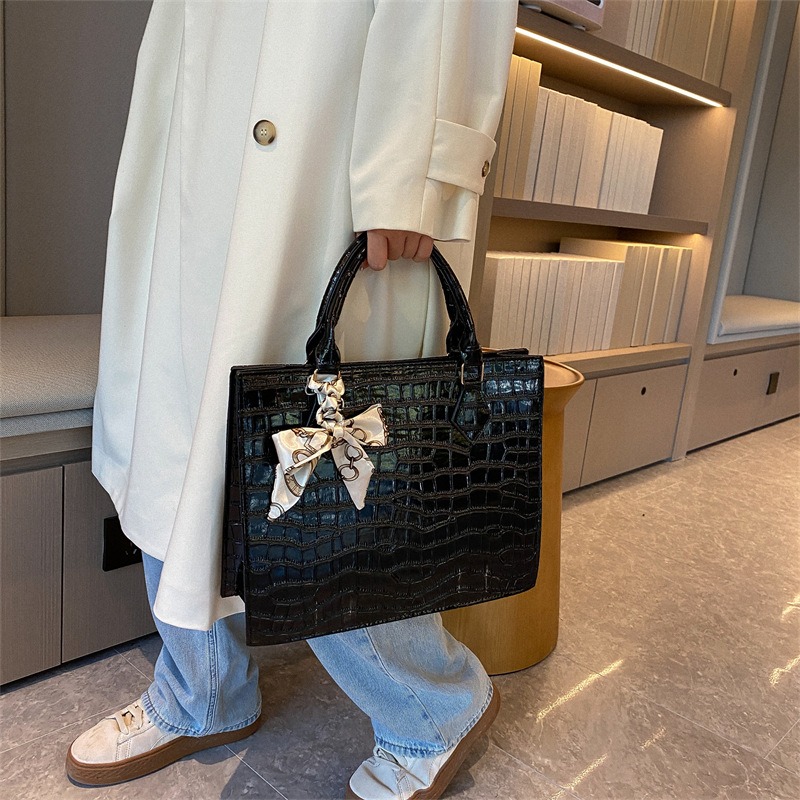 Fashionable Retro Handbag for Women - Solid Color, Large Capacity, Stone Patterned Shoulder Bag