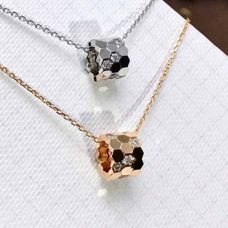 Pendant Necklaces 925silver Bee My Love Paris Fashion Luxury Brand Jewelry Nest Honeycomb Necklace Woman ElectroplatRose Gold RotatPendant J250215