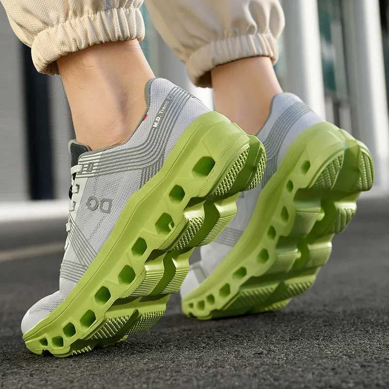 Mens soft sole shock absorbing running flying woven mesh shoes anti-slip anti-odor student shoesC250403