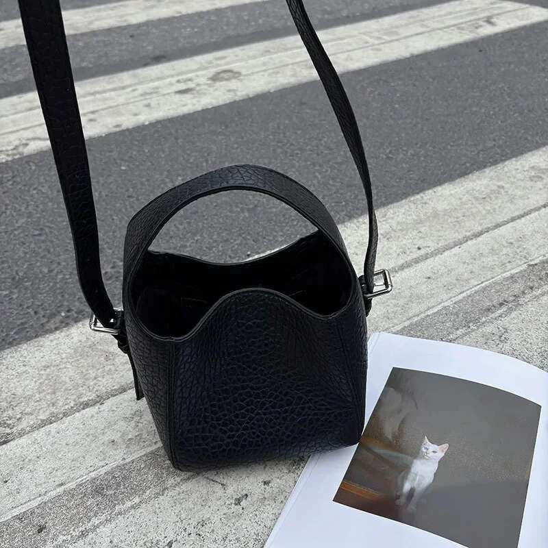 Hot Sale Women's Bucket High Quality Leather Handbags Ladies Fashion Rivet Shoulder Bag Female Casual Tote 2025