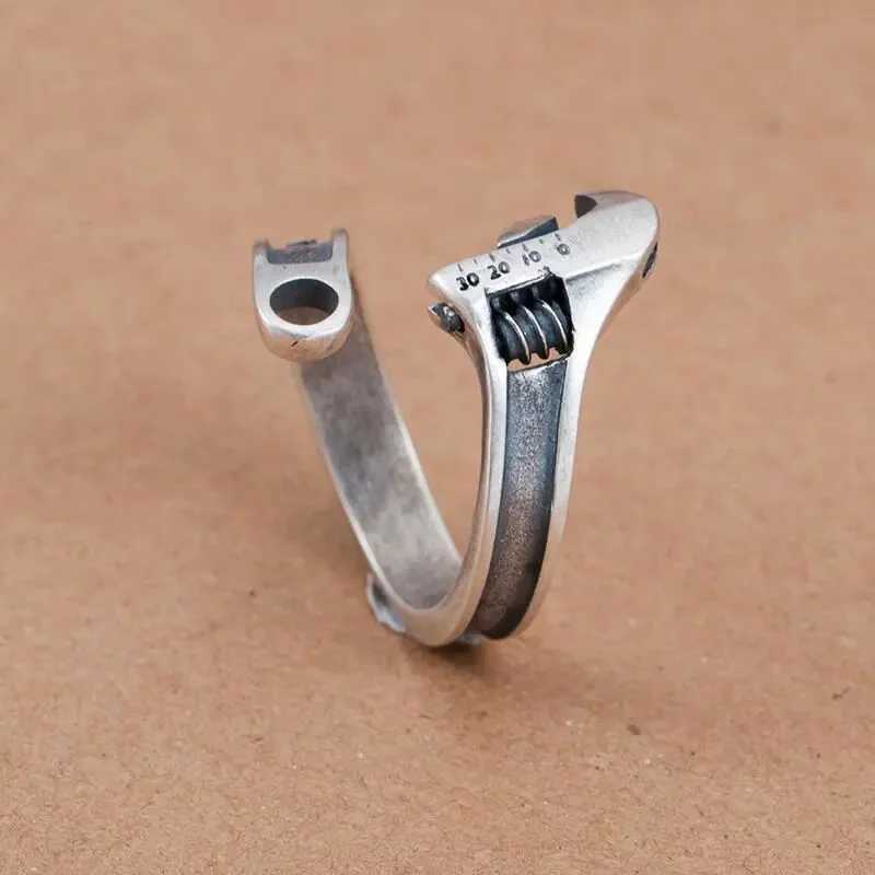 Retro Punk Personalized Wrench-Shaped Open Ring Suitable for Mens Hip-Hop Rock Motorcycle Trend Jewelry AccessoriesXJ250219