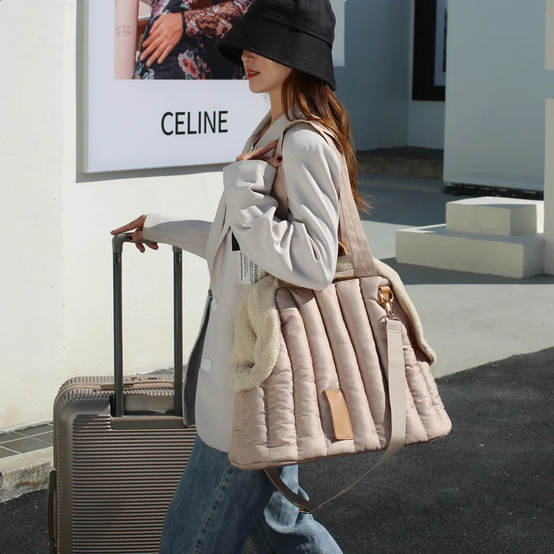 Pet Dog Bag Is Portable and Comfortable for Travel Handbag Winter Warm Removable Velvet Handbag Accesorios Para Perros 250217