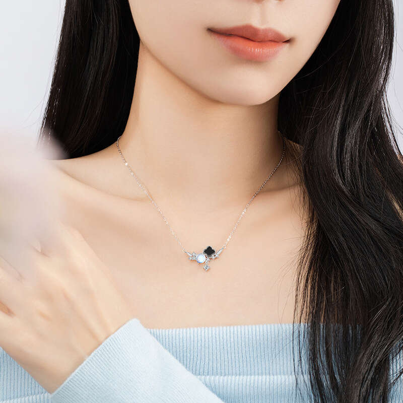 Lucky Clover sterg sier necklace for women, fashionable and versatile, black agate collarbone chain, ins style wer pendant