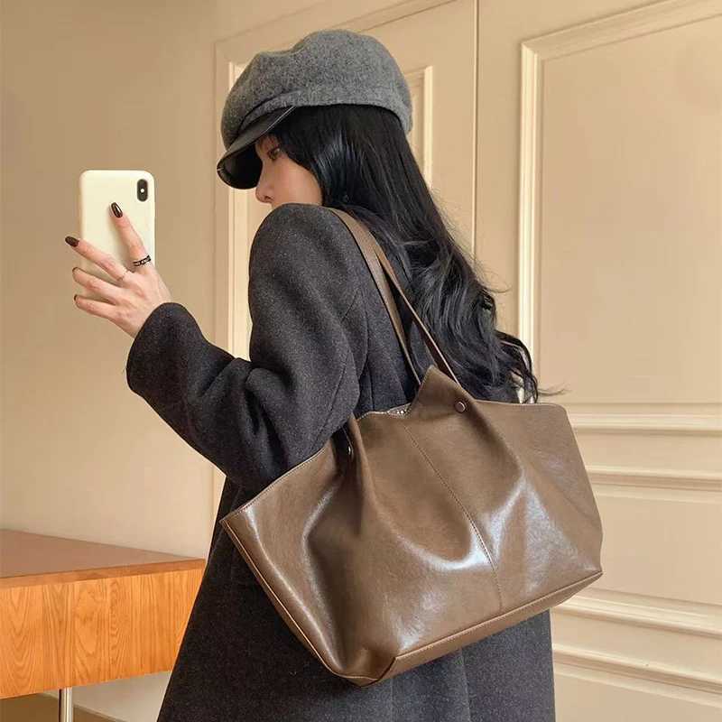 Luxury Tan Cowhide Wing Shoder BagDesigner Large Capacity Genuine Leather Wens Armpit Tote Bag Cmuting Handbag Z250514