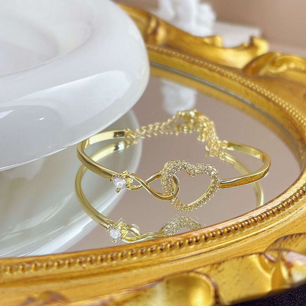 Sweet Exquisite Micro Inlaid Love Bracelet, Feminine Style, Light , High Grade, Fashionable Versatile, Western Style Bracelet and Handpiece