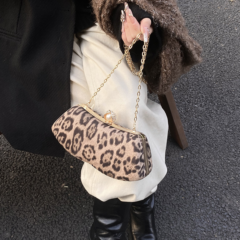 2025 New Western Style Chain Leopard Pattern French Personalized Large Capacity Design Crossbody Handheld Small Square Women's Bag #swissmilitary