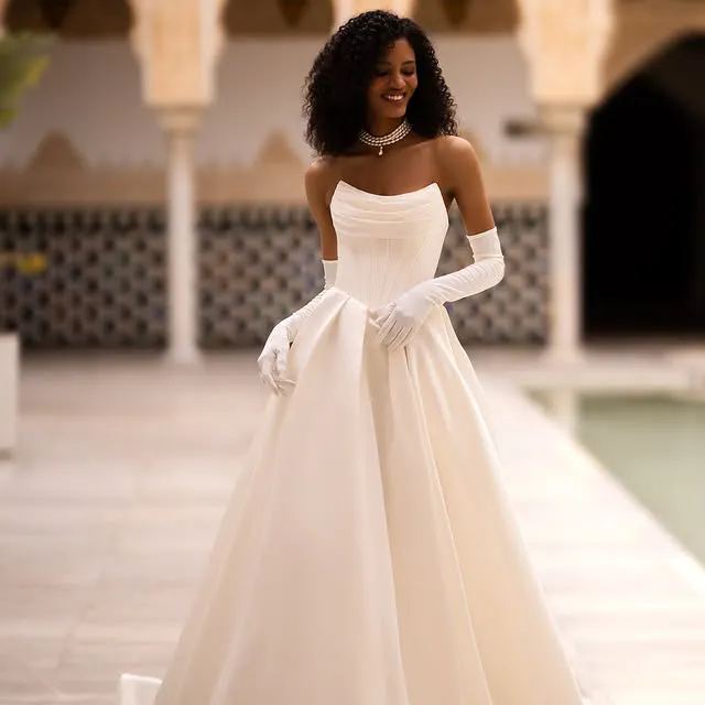 Vintage Satin White Strapless Satin Wedding Dresses Pleats Sleeveless Bridal Gowns Sweep Train Noble Lady Brides Gown Customized Vestido de Novia Cust