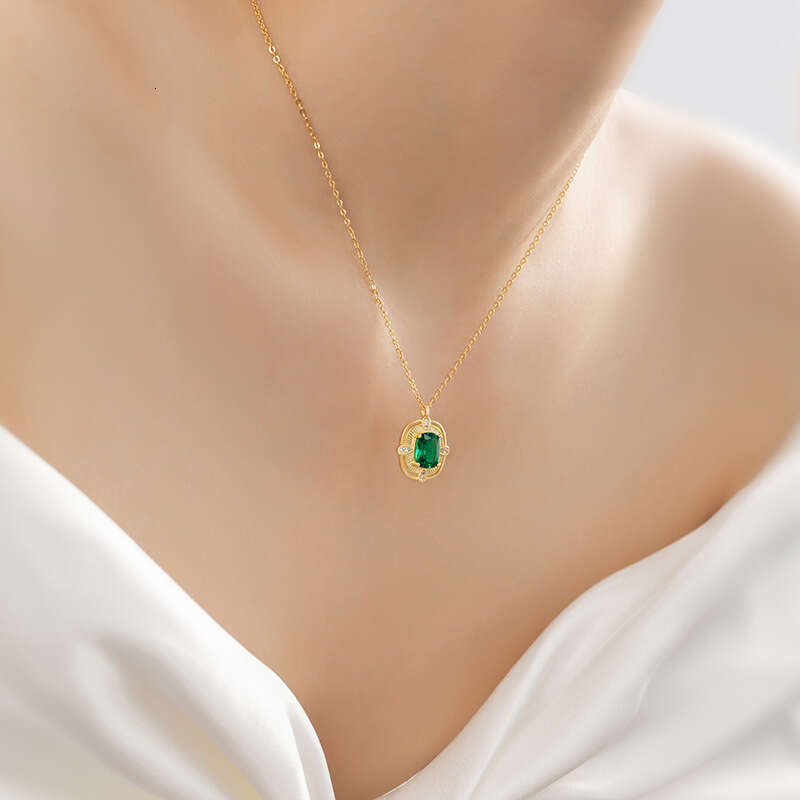 Square sugar pure sier necklace for women with niche design, light emerald zircon collarbone chain, high-end pendant