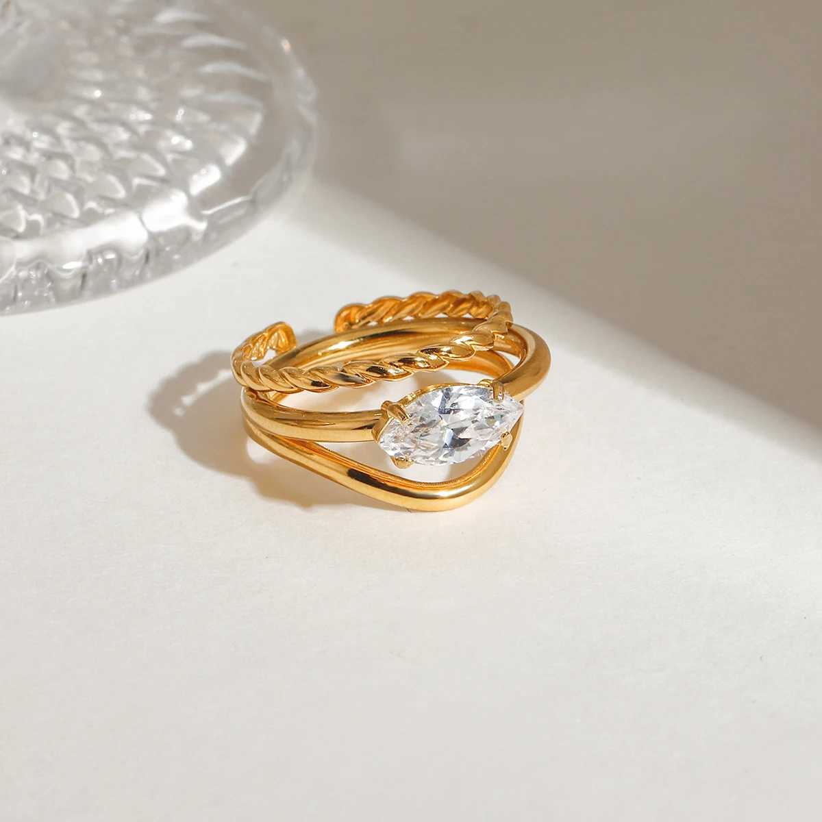 Uworld 2pcs Ring Set Horse Eye Rhinestone Double layer Hollow out Fried Dough Twists Pattern Overlay Ring Lady Jewelry Party Gif X250220