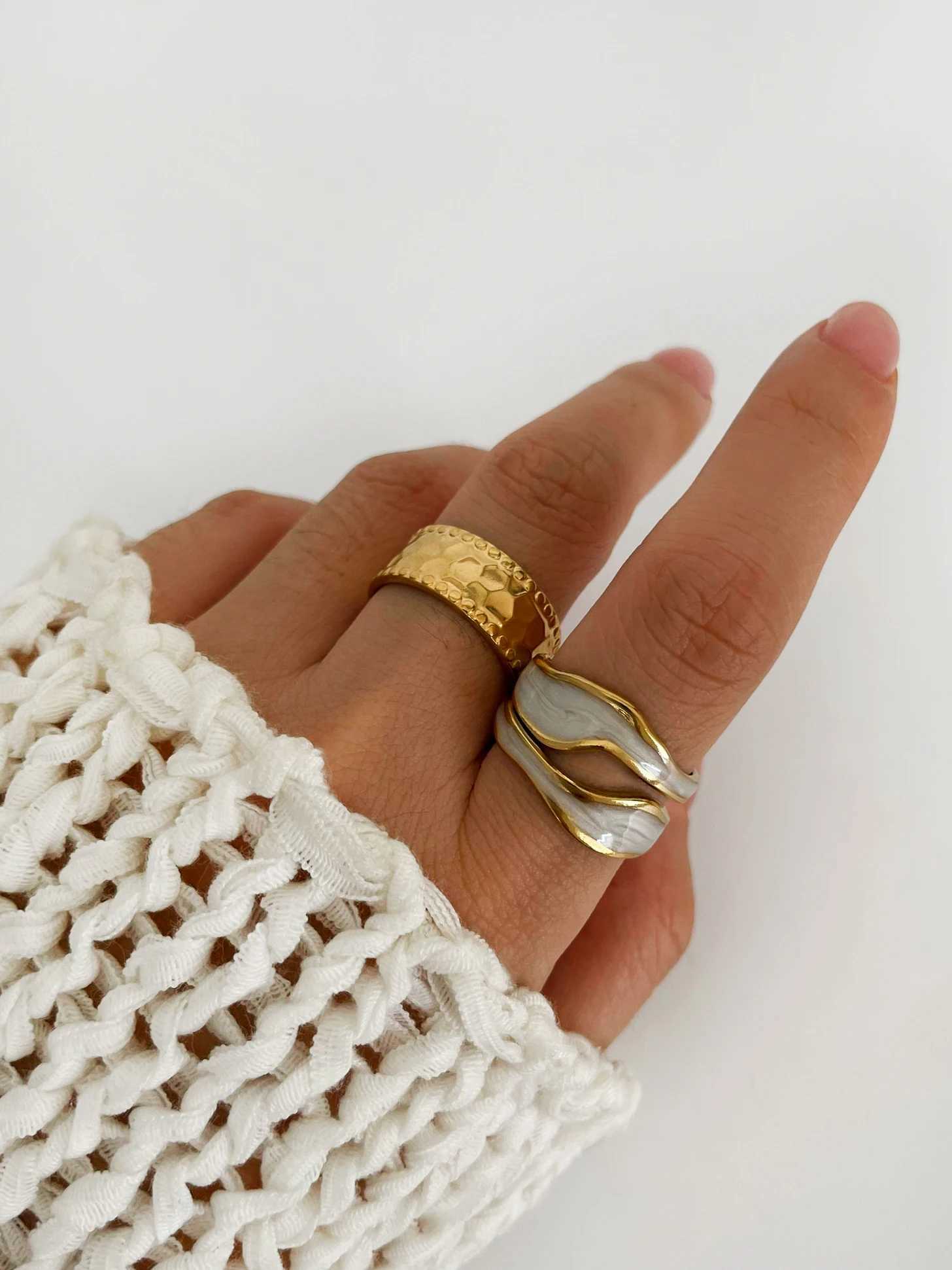 Perisbox Fashion Retro Double Enamel White Open Ring Used for Warm Stainless Steel Gold Plated Hammer Shaped Ring Adjustable Jewelry X2502201