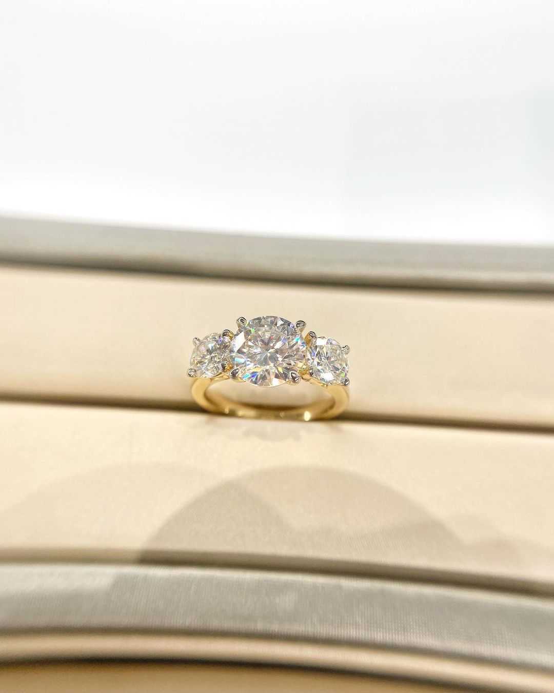 AAA Gems Three Stone Moissanite Ring Round Oval Pear Cut 14K 18K Gold Women Moissanite Engagement Ring