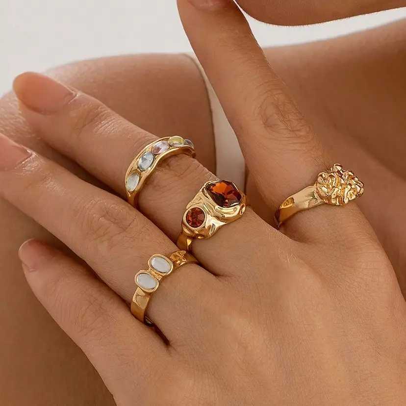 KunJoe 4Pcs Retro Red Rhinestone Crystal Ring Set suitable for Wenpunk Classic Gold Gitril Round Finger Rings Womens Jewelry X250220