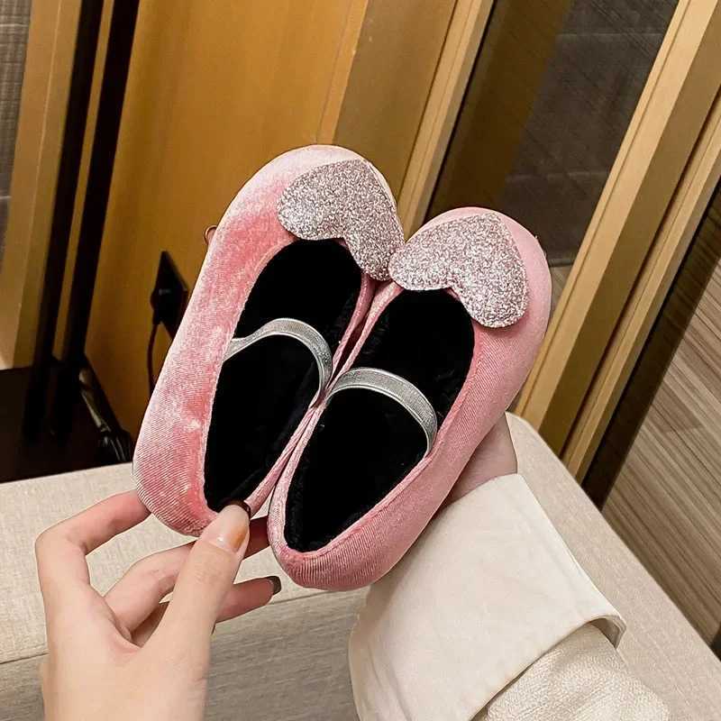 Girls Shoes 2023 Winter Childrens Fashion Brand Mary Jane Dress Ballet Princess Apartment Childrens Warm Fur Heart Shining Soft Sole X250220