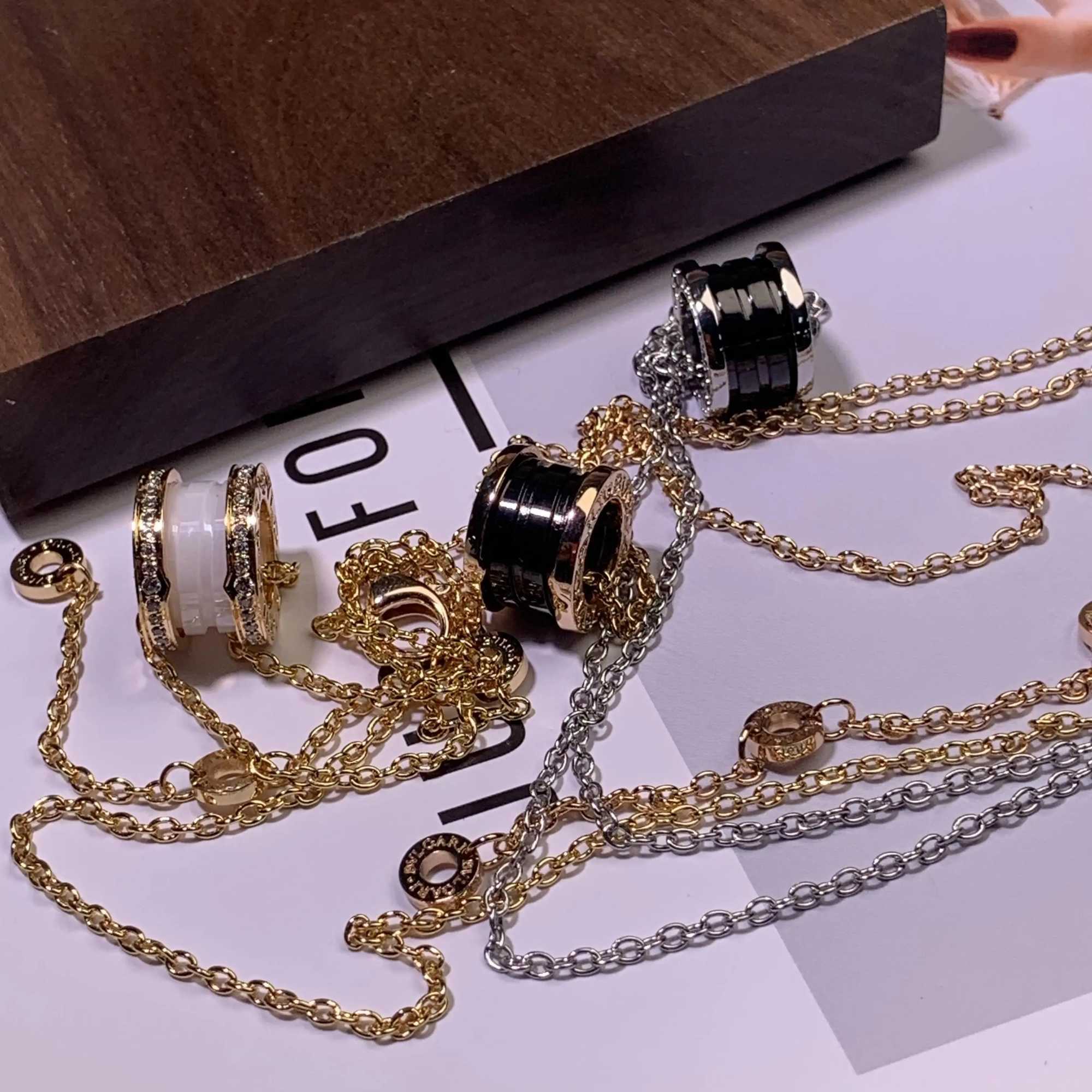 Pendant Necklaces Nieuwe Houten Sieraden Hanger Ketting Display Houder Pu Fluwelen Vrouwen Winkelraam Bruiloft Organizer Trays Doos J250217MX2H