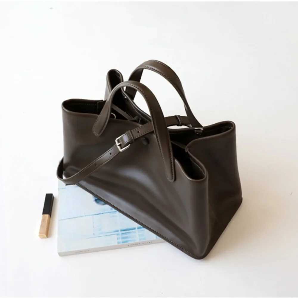 New Moda Simple Large Capacity Exposure Handbags Wen Off Casual Dermis Totes Minority Cmuter French Style Messenger Bags Z250220