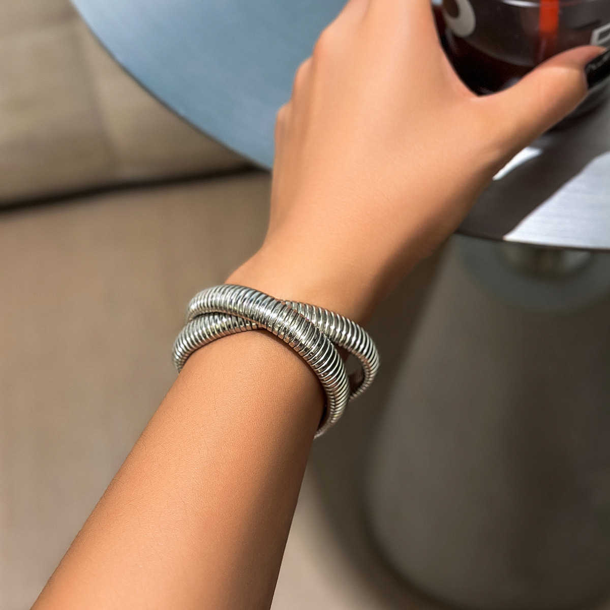 Charm Bracelets Fashion Thread Wide Face Bracelet with Decorative Design Stacked and Personalized Metal Serpentine Bracelet H25220 1 Z8KG
