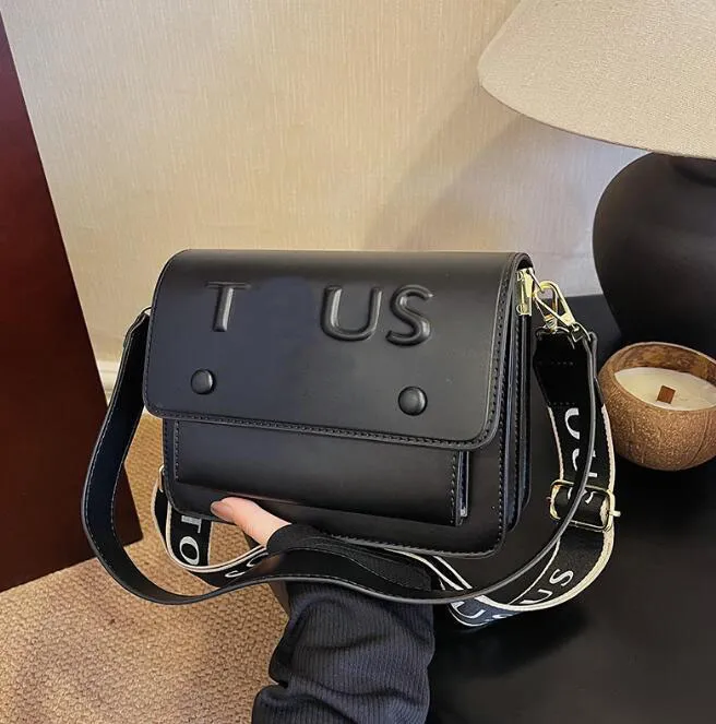 Designer Crossbody Bag Wide Strap Shoulder Bag Women Camera Purse Leather Flap Cross Body Bags Women Luxury Handbag Colored Chest Pack Designers purse