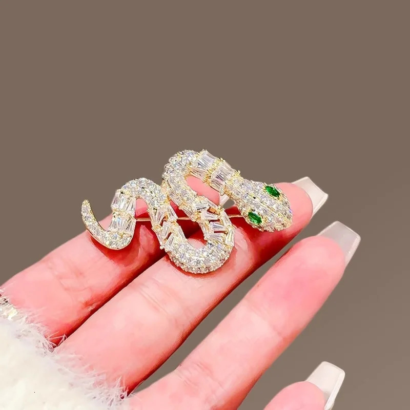 Special-Interest Green Eyes Spirit Snake Brooch Female Temperament High Sense Clothes Accessories Pin Corsage Year 250220